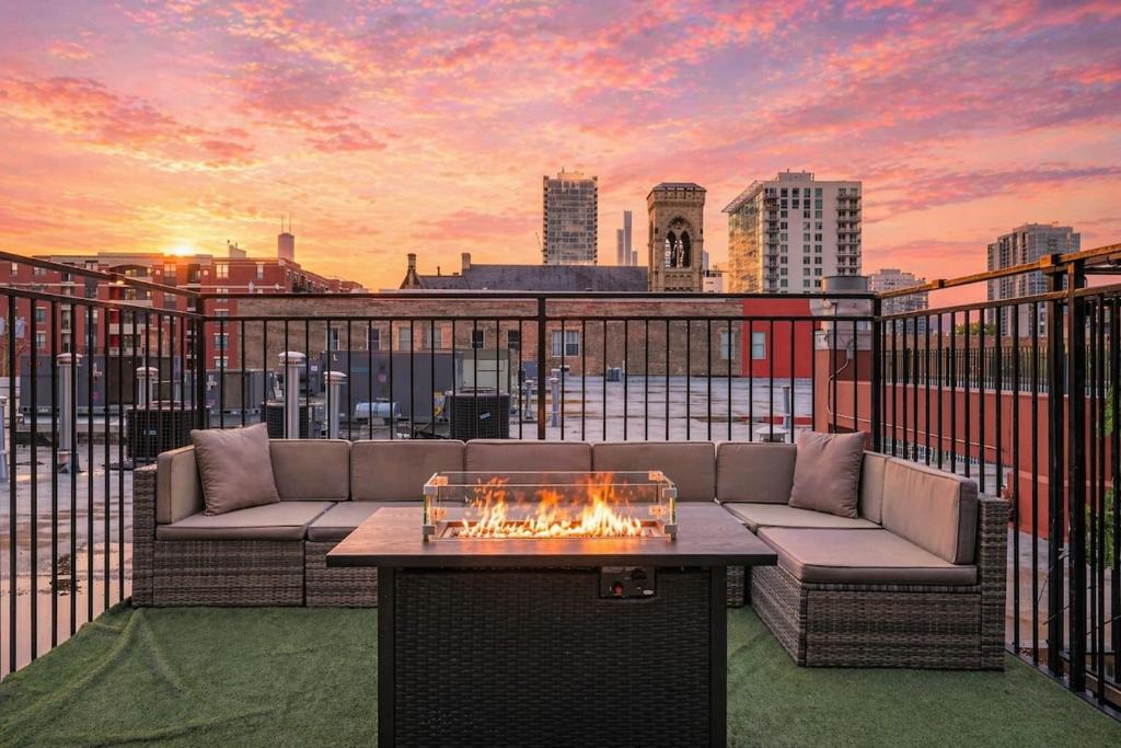 Near South Side Apartment | Spacious 2BR South Loop Suite with Skyline View, Optional Parking and Gym Access Close to McCormick Place, Grant Park, Museum Campus & CTA Lines
