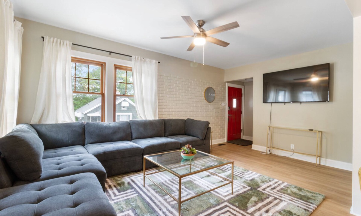 Oakley House | Spacious 3 bed 2.5 bath 2pk spot