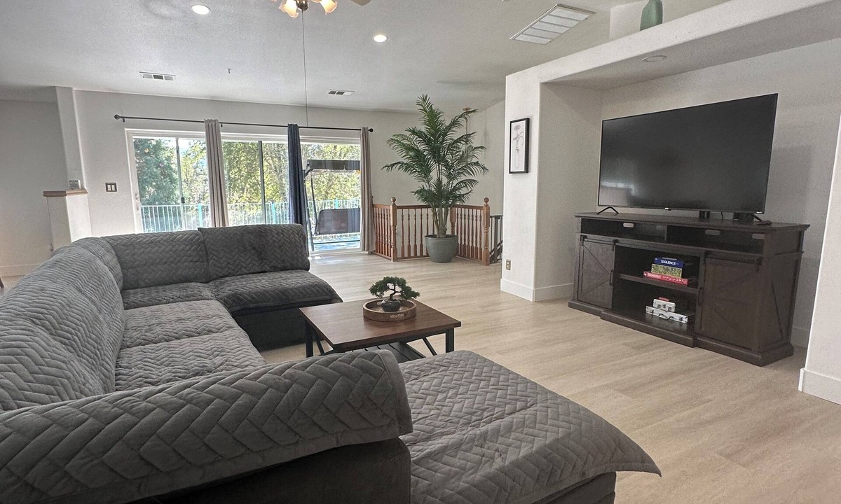 Yreka House | Spacious 3-bedroom home with balcony, office, and A/C