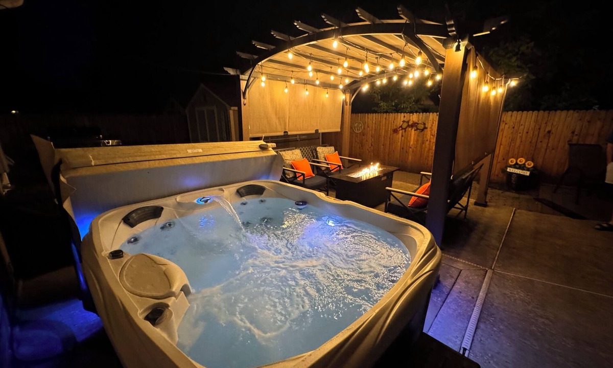 West Bench House | Spacious 4-bedroom 3 bath family friendly with pool and hot tub in central Boise