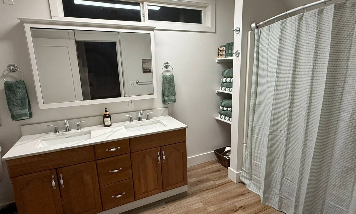 Spokane House | Spacious 4-bedroom townhome in excellent Spokane near town