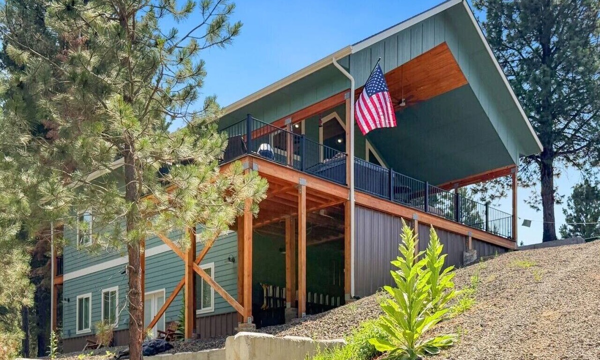 Cascade House | Spacious 4BR Retreat on 1 Acre | Hot Tub, Pool Table & Near Lake Cascade