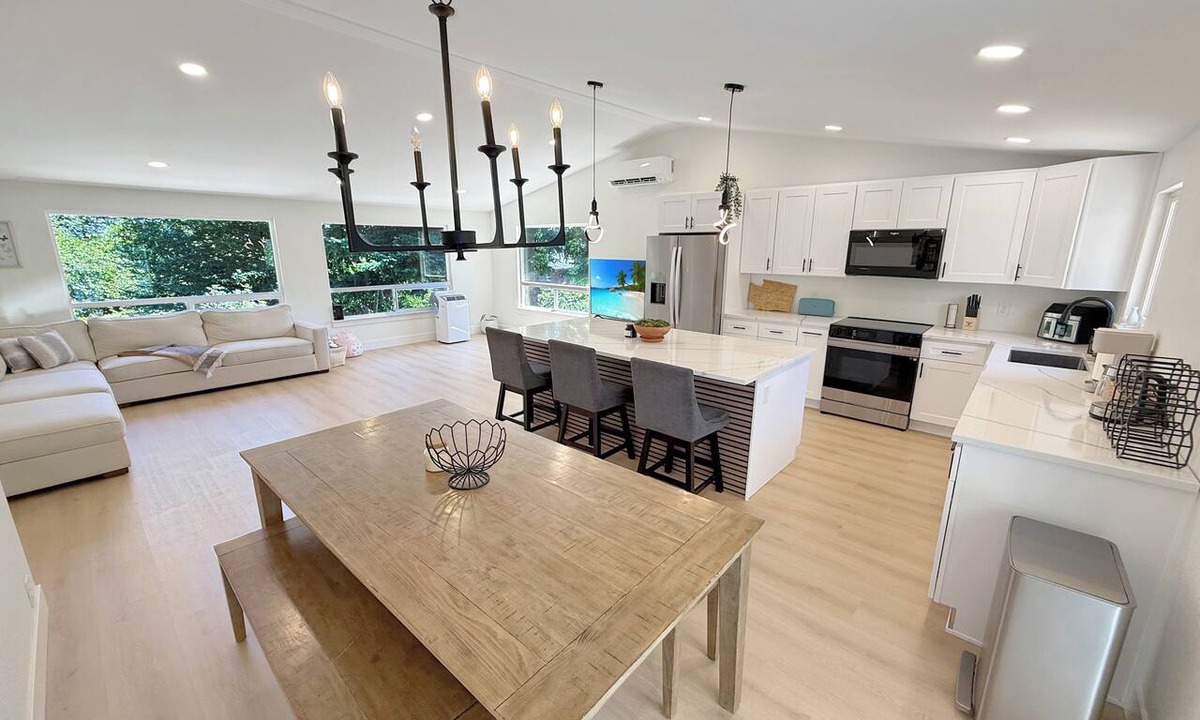 SeaTac Apartment | Spacious 4BR Upper Duplex Unit AC WiFi Quiet Area Near SeaTac Airport