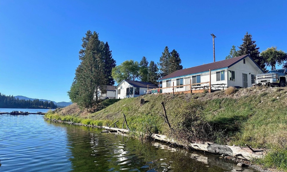Republic Cabin | Spacious 4BR Waterfront Cabin at Tiffanys Resort - Perfect for Families & Groups