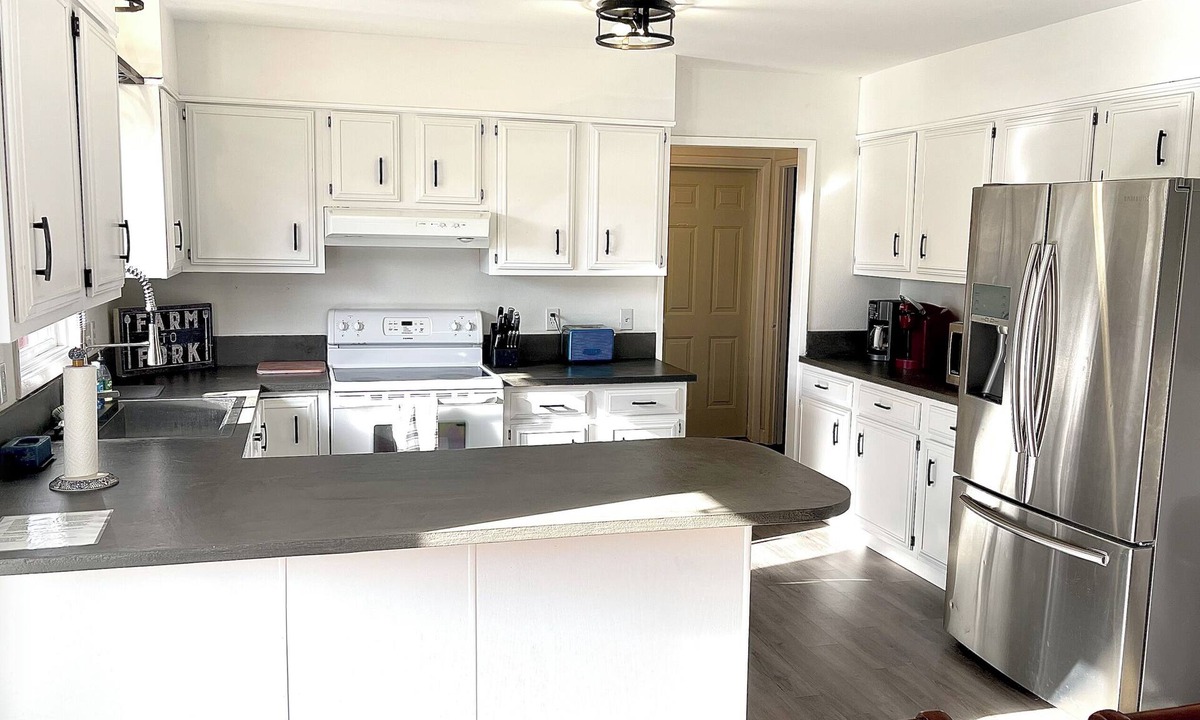 Billings House | Spacious 5 bed/3 bath home with backyard