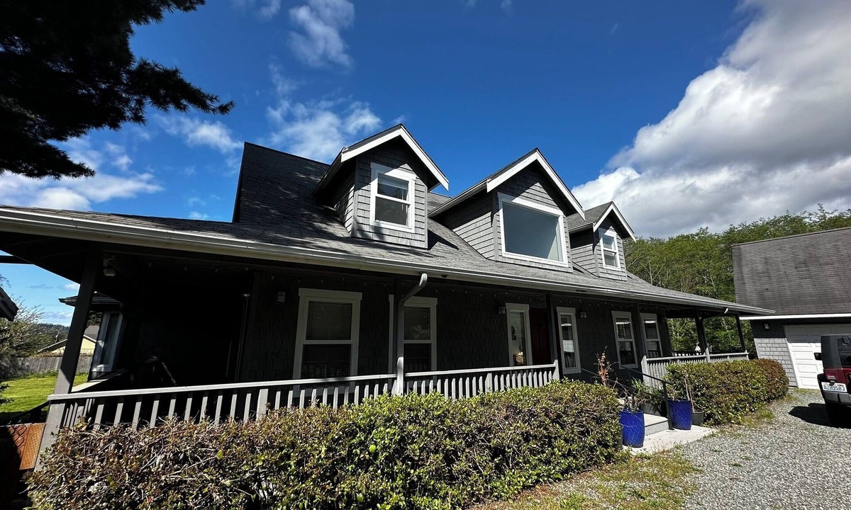 Freeland House | Spacious 5-bedroom farmhouse close to everything on Whidbey Island with hot tub!