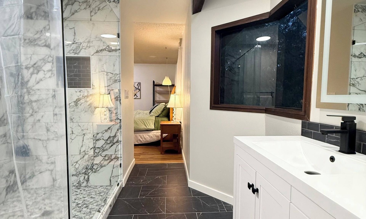 Viewpoint House | Spacious 5-bedroom house in peaceful Redmond with AC