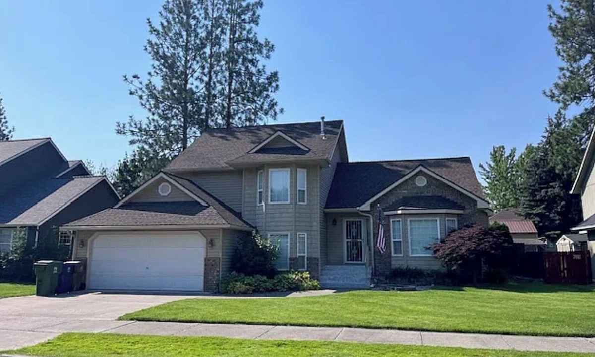 Spokane House | Spacious 5-bedroom house in Spokane with AC, heat and large backyard.