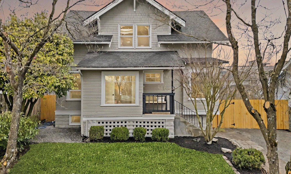 Central Tacoma House | Spacious 5-bedroom house in charming Tacoma with WiFi, AC, Hottub, firepit!