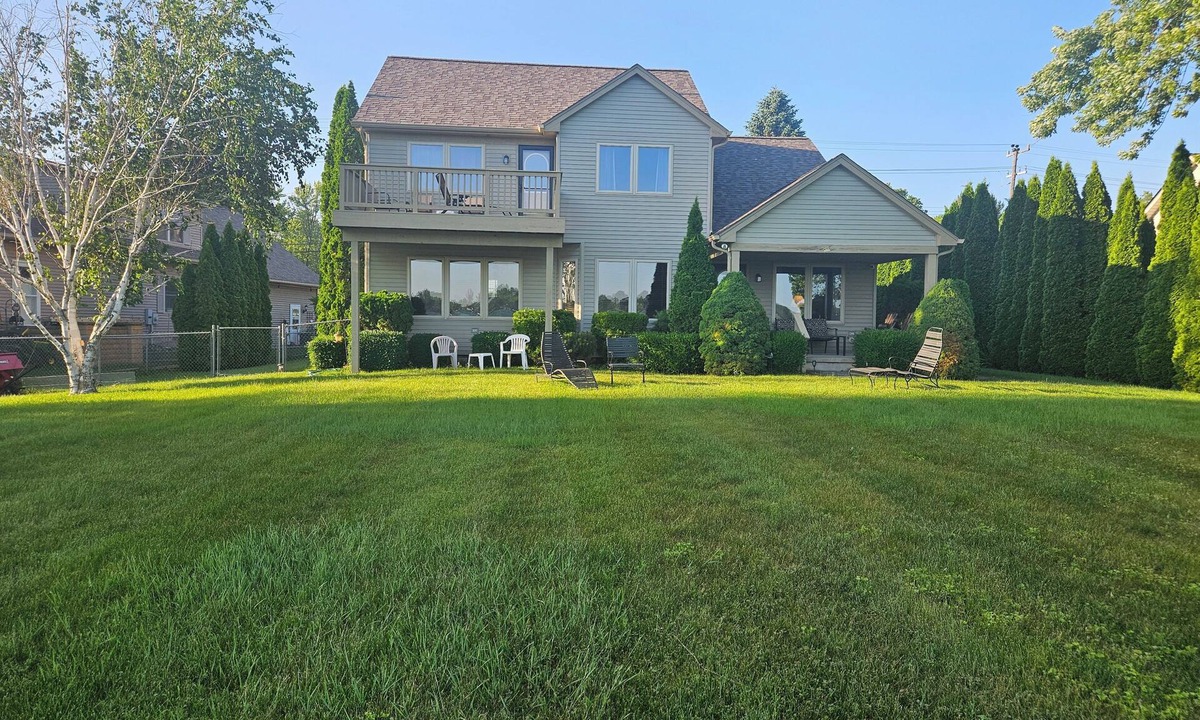 Pearl Beach House | Spacious 5 Bedroom - right on the St. Clair River with private dock and frontage