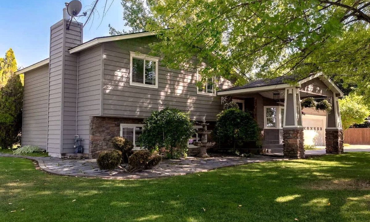 Dalton Gardens House | Spacious 5BR Retreat with Hot Tub & Fire Pit Near Coeur d'Alene
