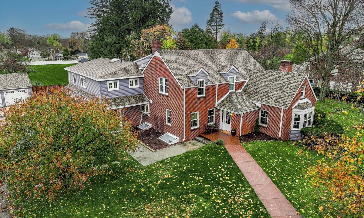 Jackson House | Spacious 6- Bedroom Beautifully Updated Farmhouse Convenient Private Yard Arcade