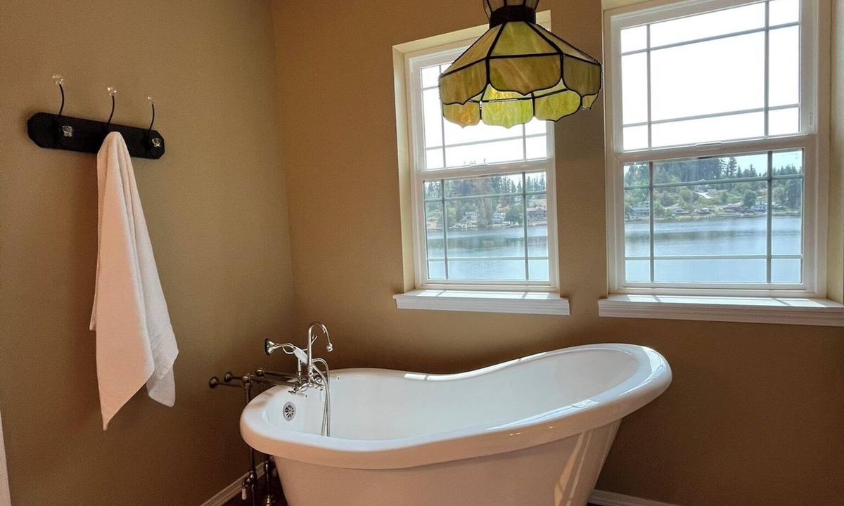 Eatonville House | Spacious 6-bedroom house on Clear Lake with Hot Tub!