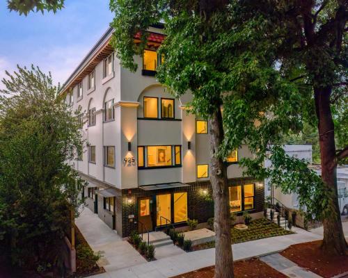 Kerns House | Spacious 6BR - New Spanish Home in Best Kerns Spot