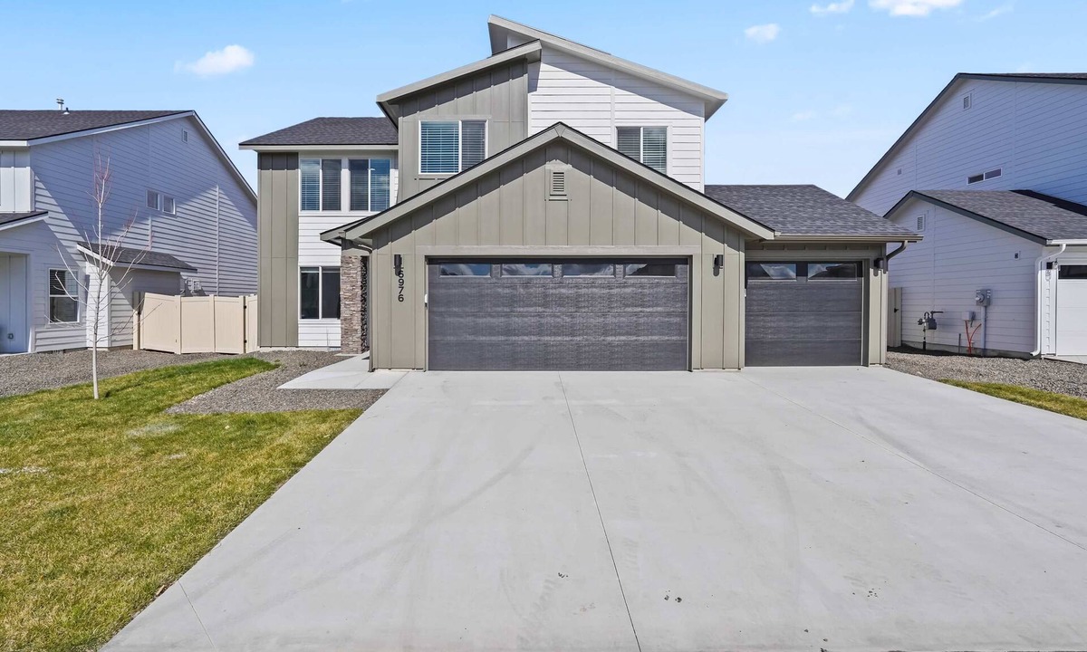 Meridian House | Spacious 6BR - Sleeps 22 - Hot Tub & Pool Access