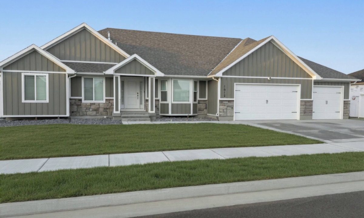 Idaho Falls House | Spacious 7-bedroom house in Idaho Falls w/AC, Hottub/Swim Spa, Game Rm, Family