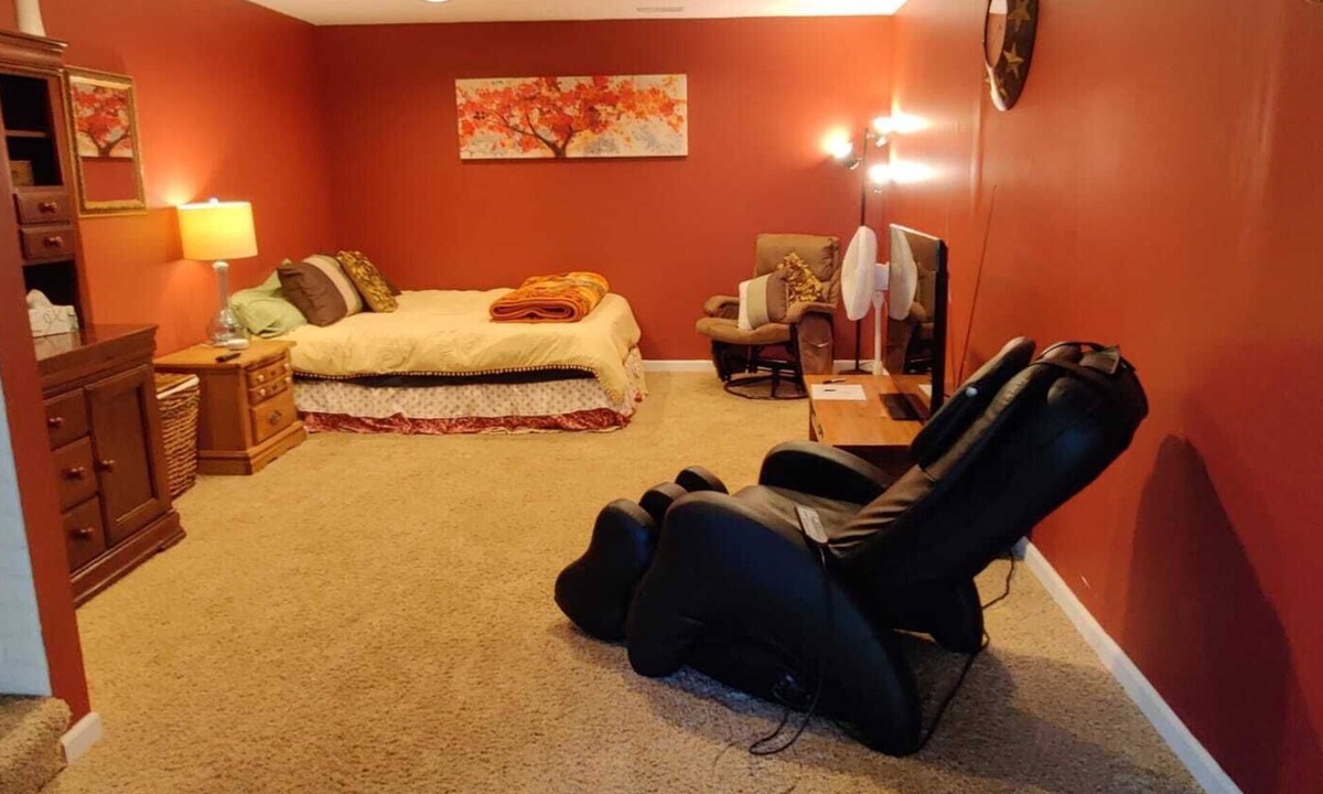 Omaha House | Spacious Basement with Private Walkout Entrance! Massage Chair, Desktop PC.