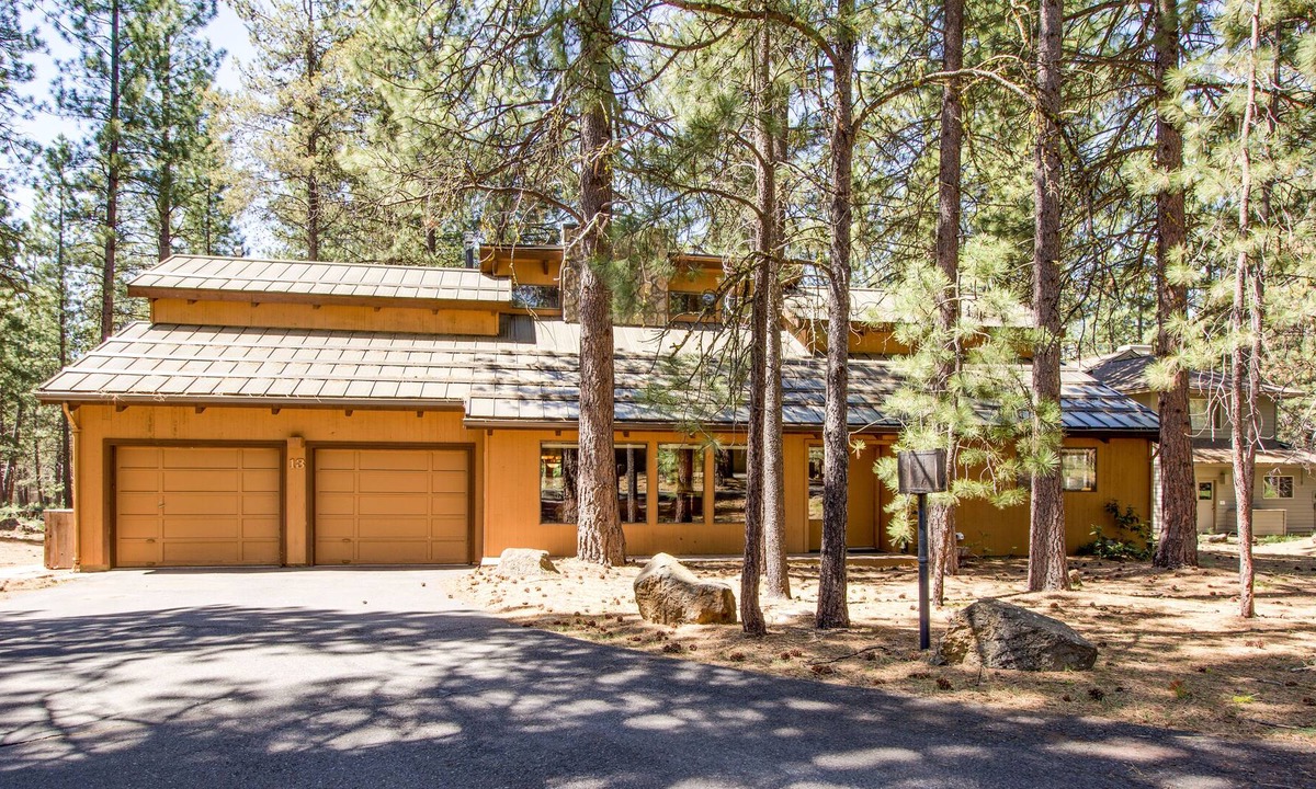 Sunriver House | Spacious Cabin with an epic Game Room Hot Tub - QUAR13