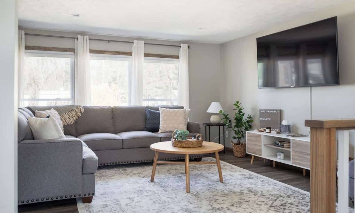 Traverse City House | Spacious & Chic | 4BR | HotTub | Mins to Dwntwn!