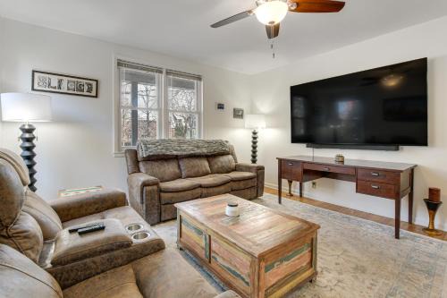 Ravenswood House | Spacious Chicago Group Home! Walk to Train & Eats