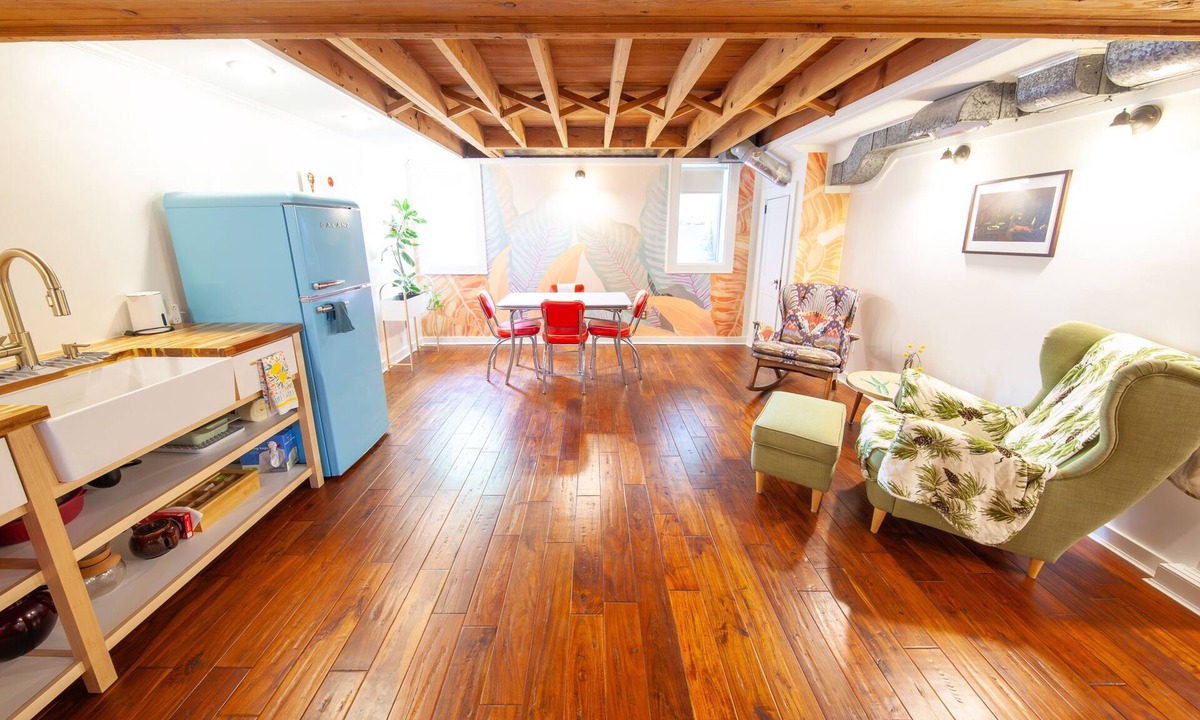 Laurelhurst Apartment | Spacious & Comfy city retreat, w/lux steam shower! In the heart of the Portland.