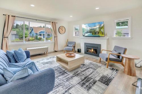 South Tacoma House | Spacious Comfy Home 2br, 2ba - 9 min to Tacoma Dome