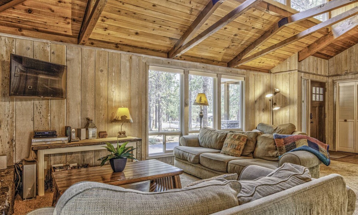 Sunriver House | Spacious deck w/hot tub + FREE waterpark access, updated kitchen!