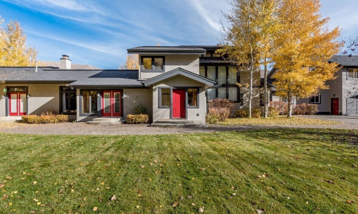 Sun Valley House | Spacious Home - Hot Tub, Game Room, 2 Kitchens, 3 Living Rooms - Perfect For Large Families