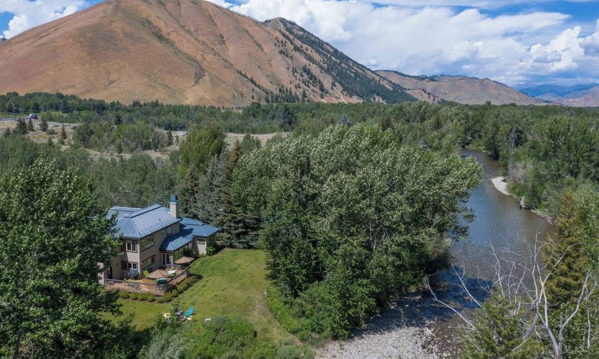 Hailey House | Spacious Home on The River