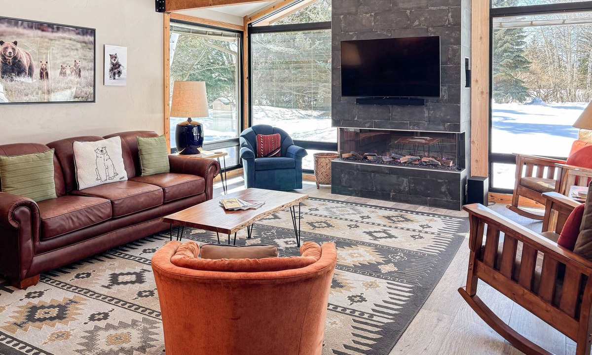 Jackson House | Spacious home with deck, washer/dryer, mountain views & high-speed WiFi