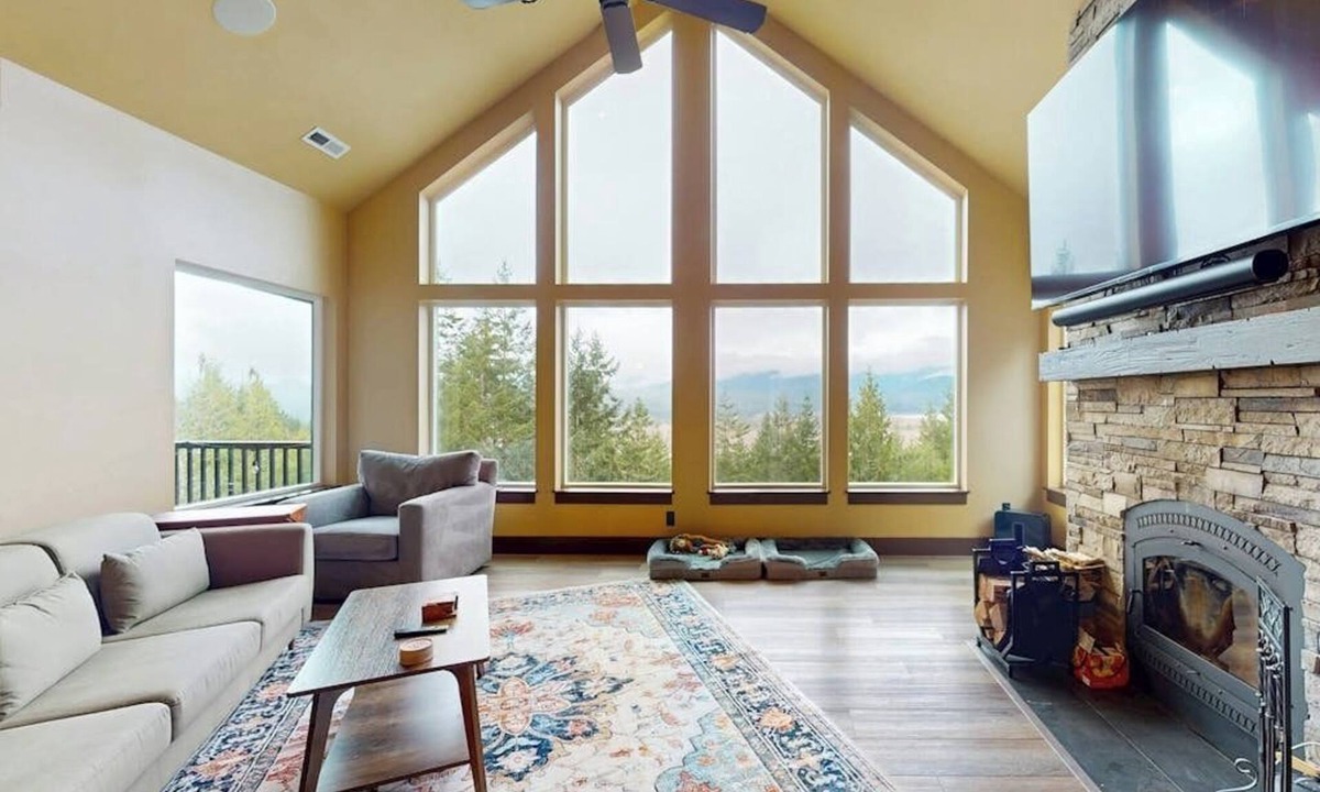 Union House | Spacious home with private hot tub, full kitchen & incredible views