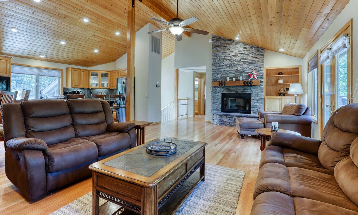Sunriver House | Spacious home with SHARC passes, private hot tub, central AC, & deck
