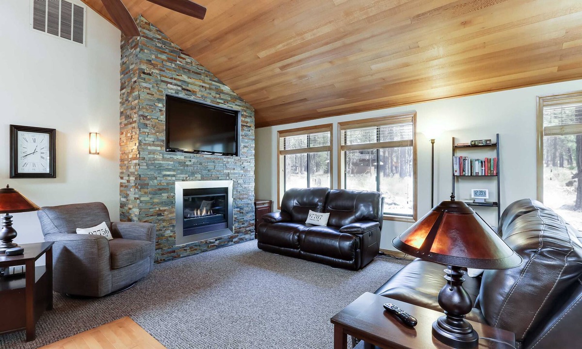 Overlook Park House | Spacious house with shared hot tub & pool, SHARC access, and private gas grill
