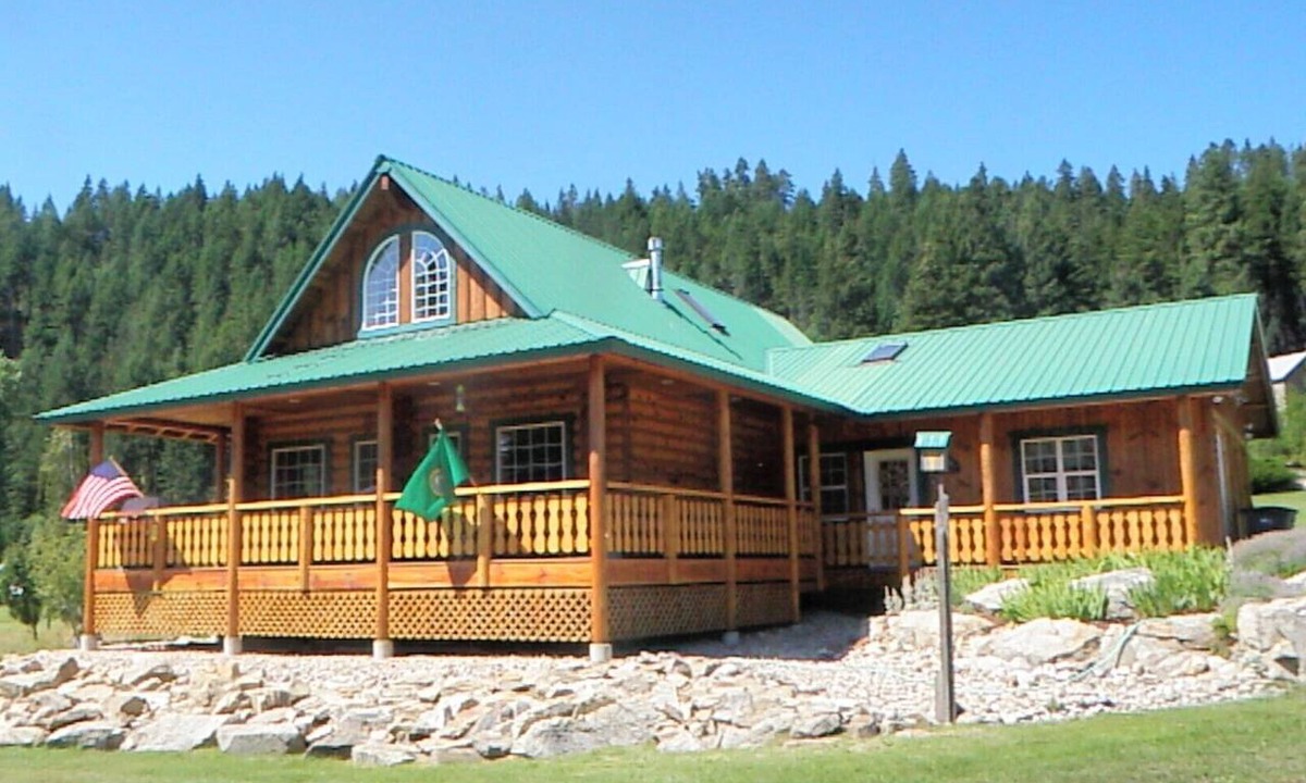 Leavenworth House | Spacious Leavenworth Log Home in a Peaceful Setting