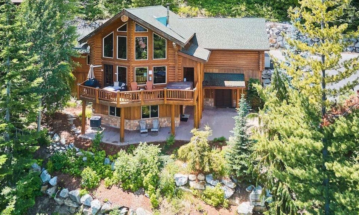 Leavenworth House | Spacious Log Lodge | Hot Tub, Theater & Game Room