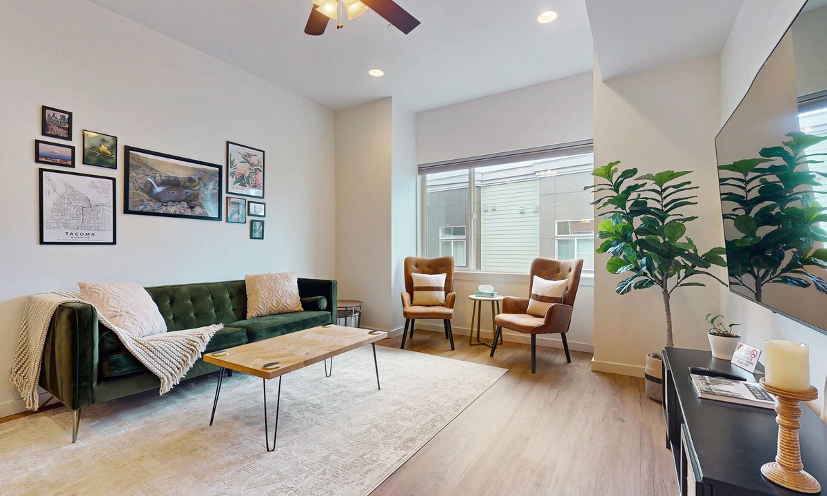 Hilltop House | Spacious & Luxe Condo: Best Mt. Rainier Views, Walkable & Unrivaled Comfort