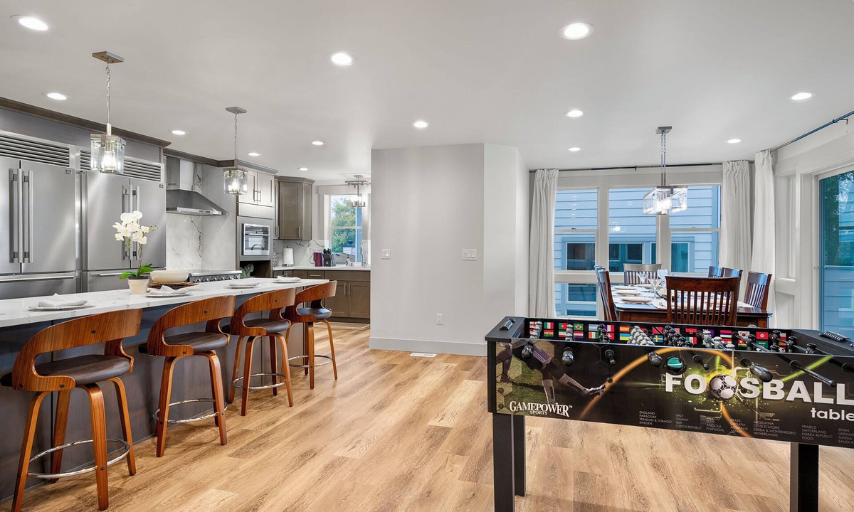 Olympic Hills House | Spacious & Modern 6-Bed Family Retreat Near Golf Course