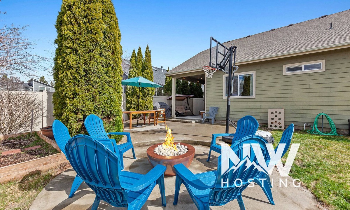 Coeur d'Alene House | Spacious Modern Home—Fire Pit, Basketball Hoop, Pop-A-Shot & Kids' Toys for Family Fun!