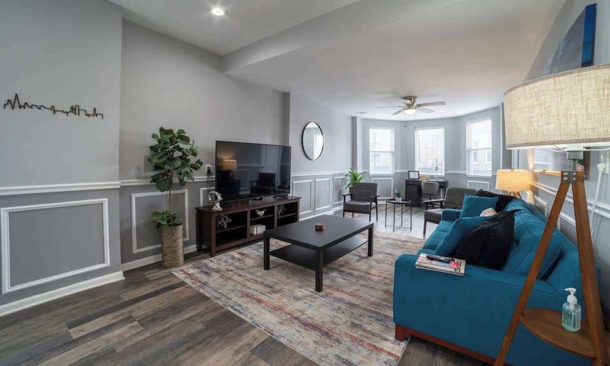 Heart of Chicago Apartment | Spacious Pilsen 3BR Apt,AC,Laudry,Free Parking