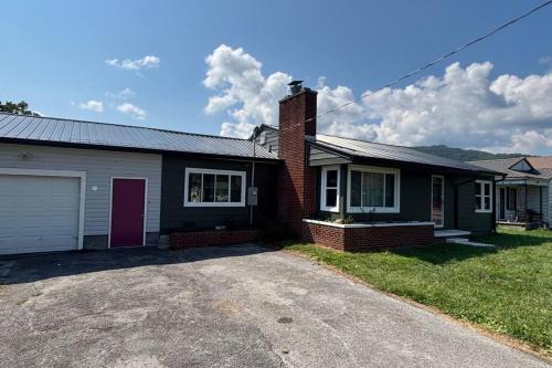 Middlesboro Villa | Spacious Renovated Ranch Retreat - Tackett Creek
