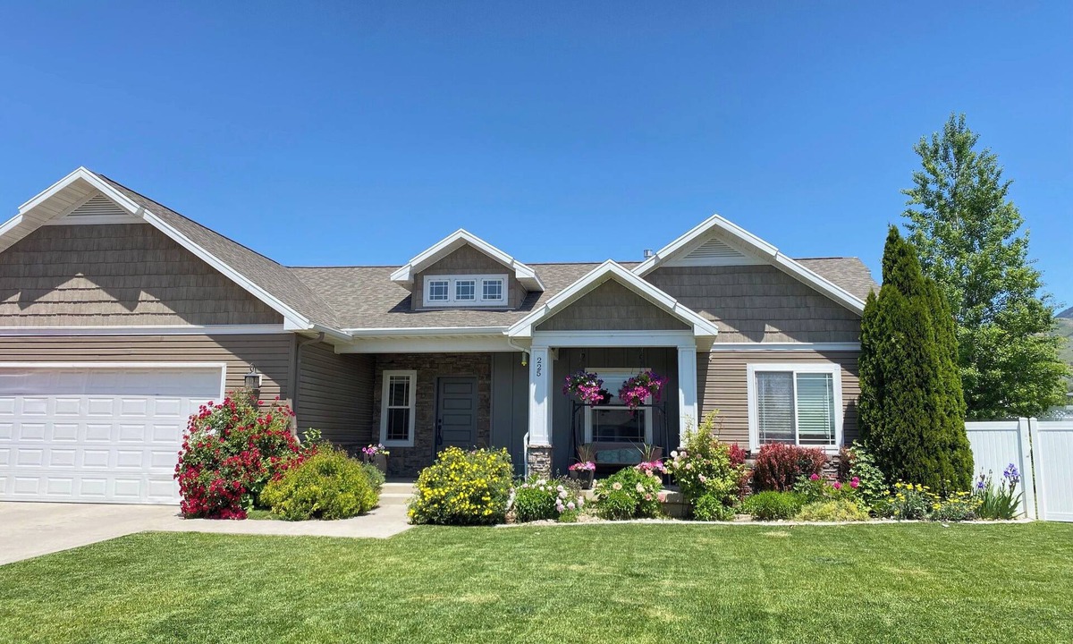 Smithfield House | Spacious retreat, sleeps 18 guests comfortably, theater and game room