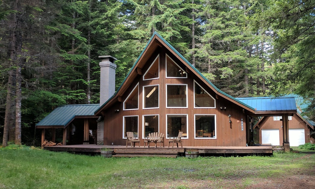 Enumclaw House | Spacious & Serene Chalet Near Mt. Rainer National Park - Hikers Dream