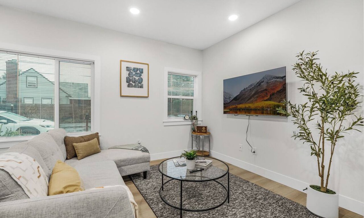Lincoln Apartment | Spacious Single Level Retreat 2BR/2BA · Near PDX