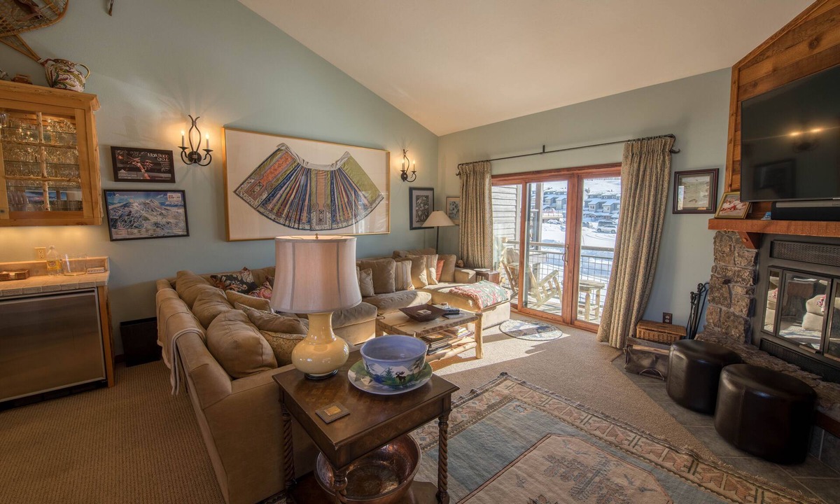 Mount Crested Butte Condo | Spacious ski in double condo prime base area location by Mountaineer Square.