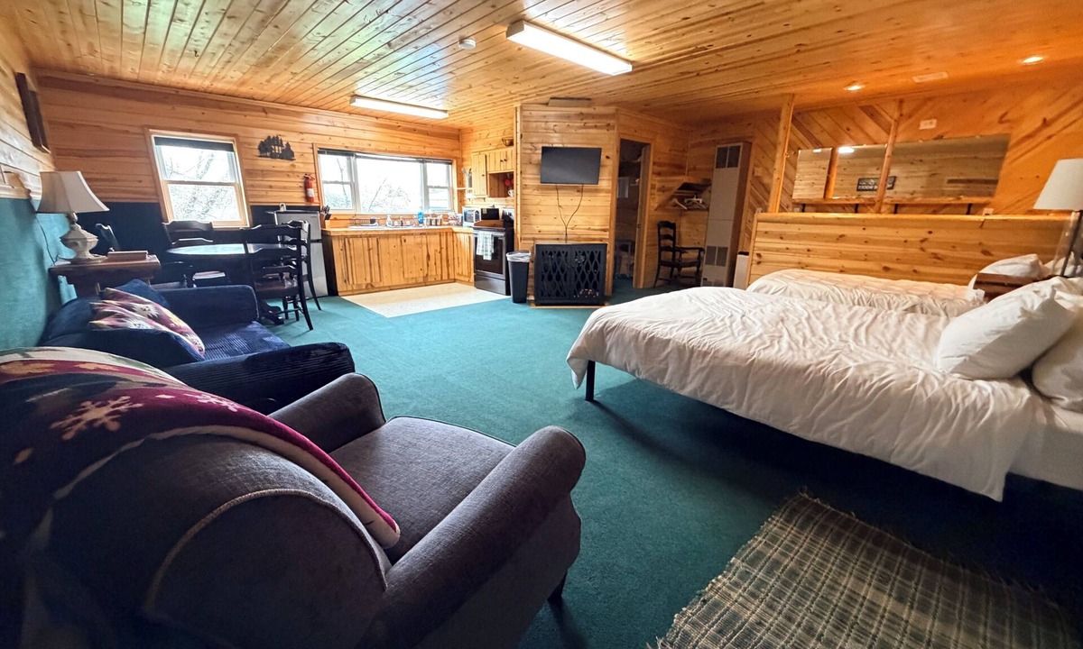 McMillan House | Spacious Studio apartment. Private parking w/garage.