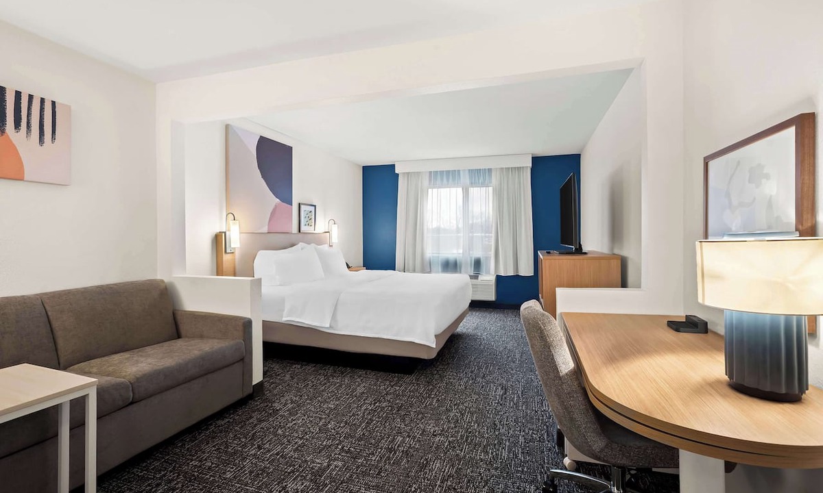 Quad Cities Hotel | Spark by Hilton Moline Quad Cities