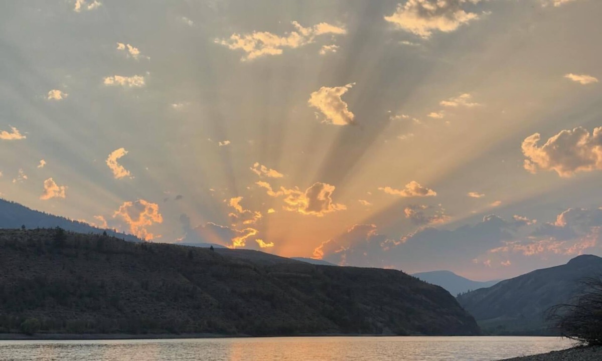 Tonasket Ski Chalet | Spectacle Lake Waterfront Retreat Chalet
