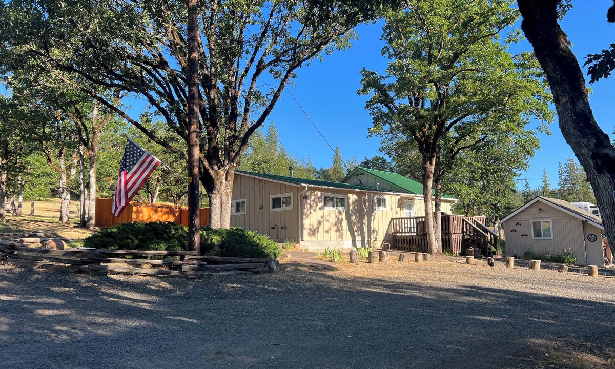 Shady Cove Cottage | Spectacular Cozy Cottage- Wood Stove, Fire Pit, Creek