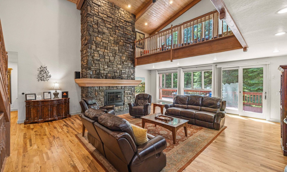 McCall House | Spring Mountain Manor - Amazing 7bd family gathering place in quiet wooded neighborhood