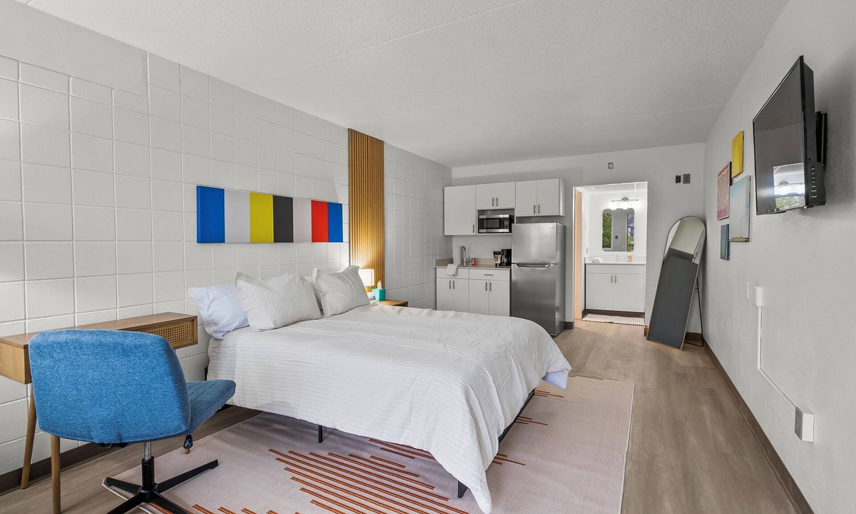 Cedar Falls Apartment | Stay Downtown, Free Gated Parking, Renovated Studio! 523